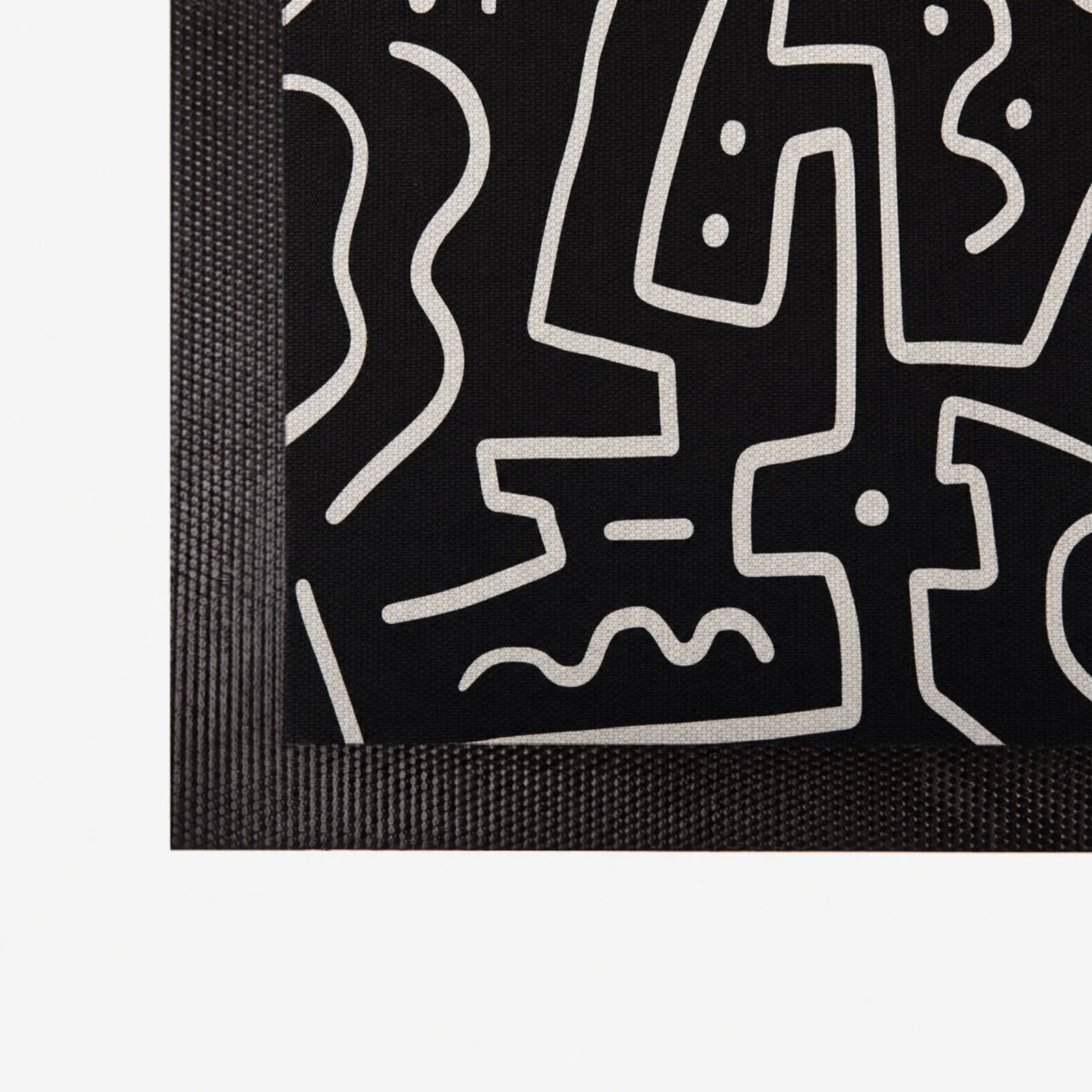 Deurmat met rand: witte abstracte figuren op zwarte ondergrond
