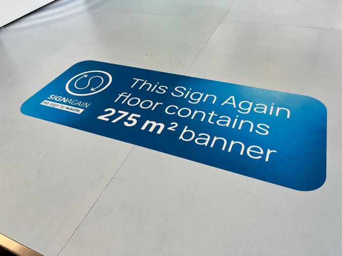 Sign Again vloersticker met de tekst 'This Sign Again floor contains 275 m² banner'